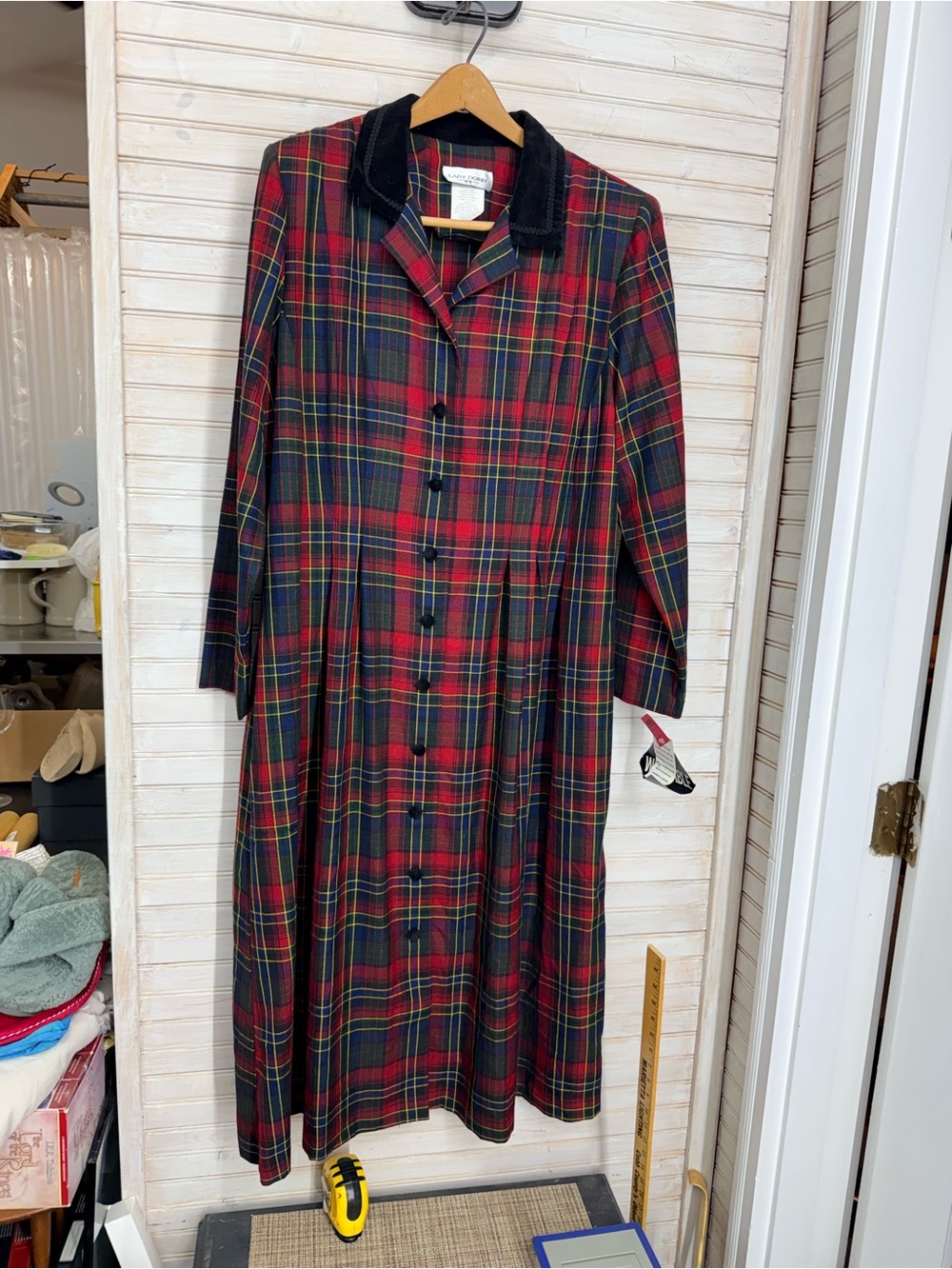 Women’s 16W Red Plaid Button-Front Midi Dress with Black Velvet Collar
